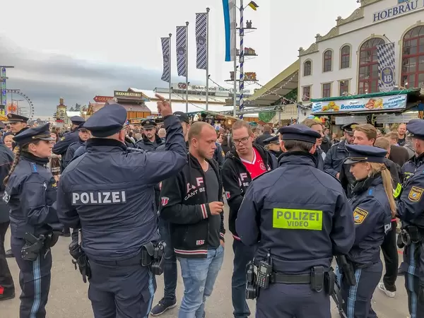 Polizei vernimmt junge Männer auf dem Oktoberfest
