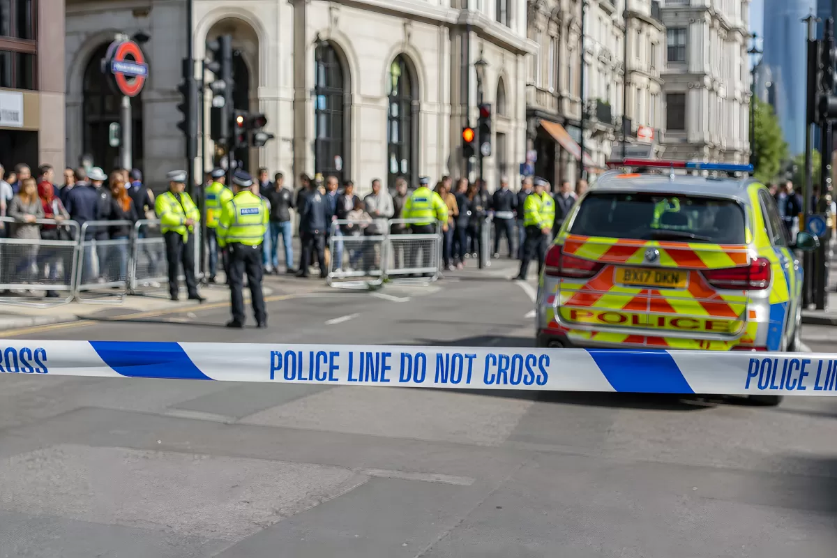 Polizeiabsperrung in London mit Einsatzfahrzeug