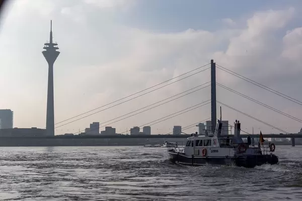 Polizeiboot auf dem Rhein in Düsseldorf