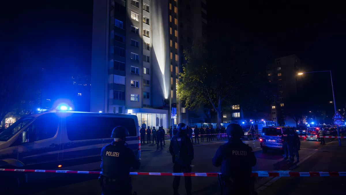 Polizeieinsatz bei Hochhaus in der Nacht
