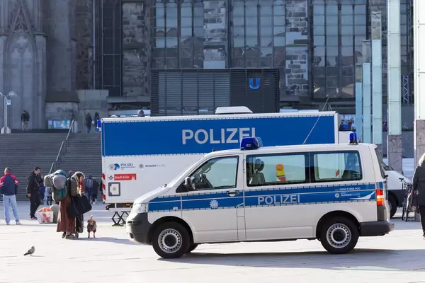 Polizeifahrzeug vor dem Kölner Dom und Hauptbahnhof