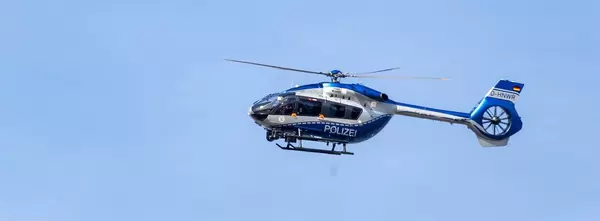 Polizeihubschrauber aus der Seitenansicht in der Luft
