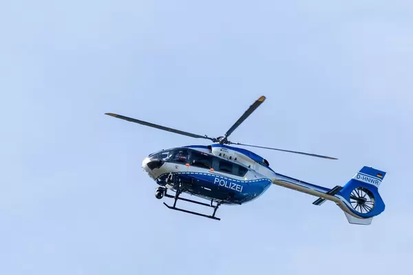 Polizeihubschrauber in der Luft in Köln-Ehrenfeld, über der Fridays for Future Demonstration zum Klimastreik