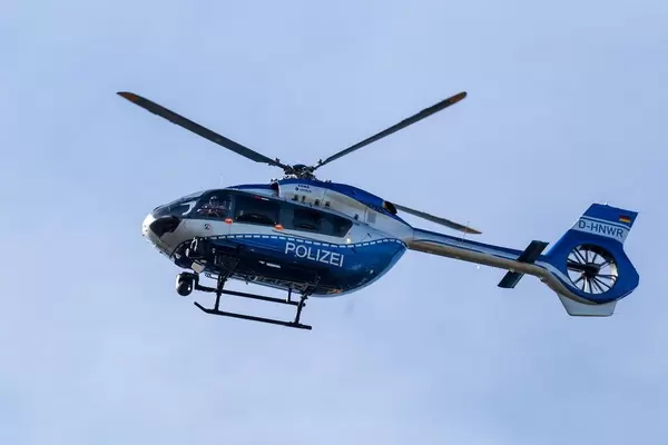 Polizeihubschrauber in der Luft vor klarem blauen Himmel über der Fridays for Future Demonstration zum Klimastreik