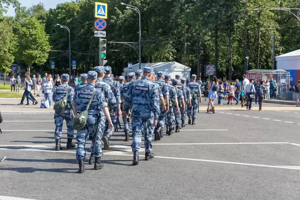Polizisten mit langen Schlagstöcken während der Fußball-WM 2018