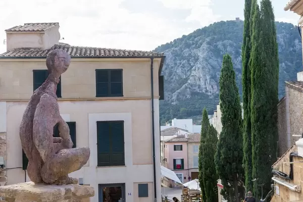 Pollença, sculpture of sitting person: Raons Humanes ("human reasons") exhibition by Joan Bennàssar