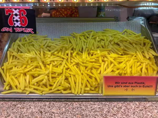 Pommes in einer Vitrine eines Standes auf dem Oktoberfest