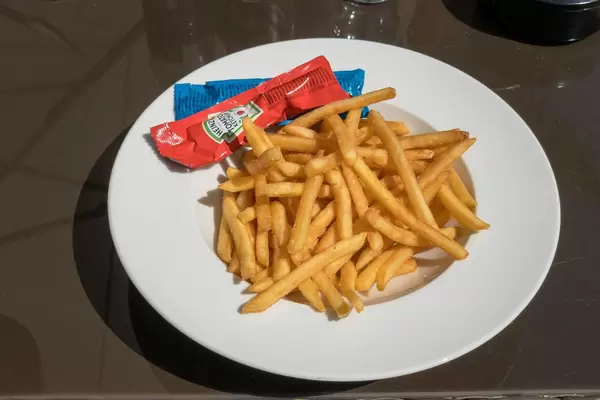 Pommes mit Heinz Tomato Ketchup und Majonäse