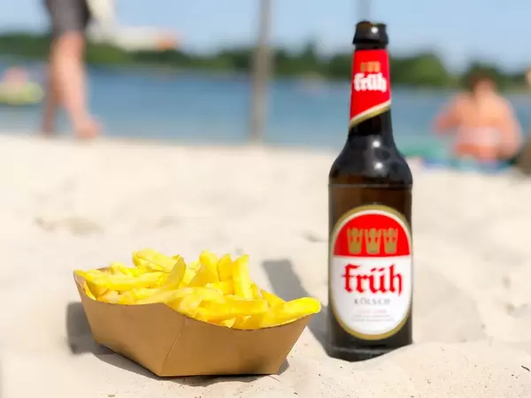 Pommes und Kölsch am Strand