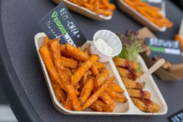 Pommes und vegane Nuggets von Veggiewerk
