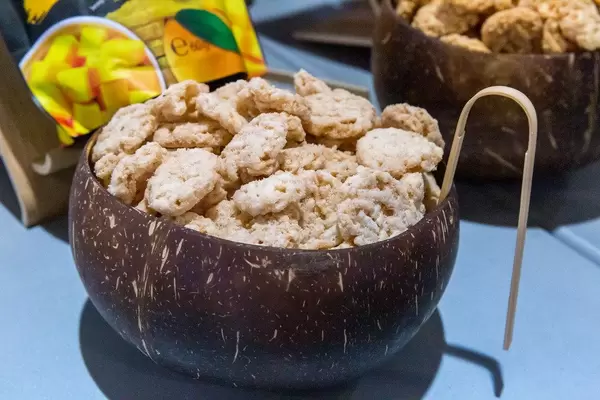 Pook Vegan Sticky Rice Chips mit Mango Geschmack