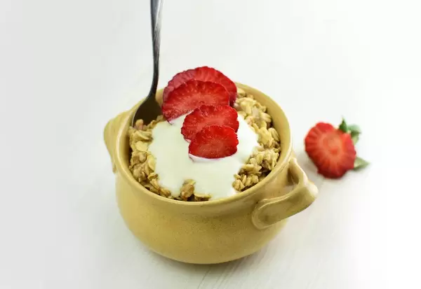 Porridge with yogurt and strawberries