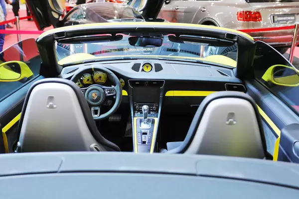 Porsche 911 Carrera GTS Sportwagen im Gelb, Innenausstattung