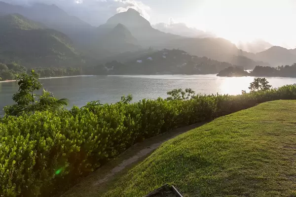 Port Glaud und Morne Seychellen-Nationalpark vom Constance Ephelia Resort auf Mahé fotografiert