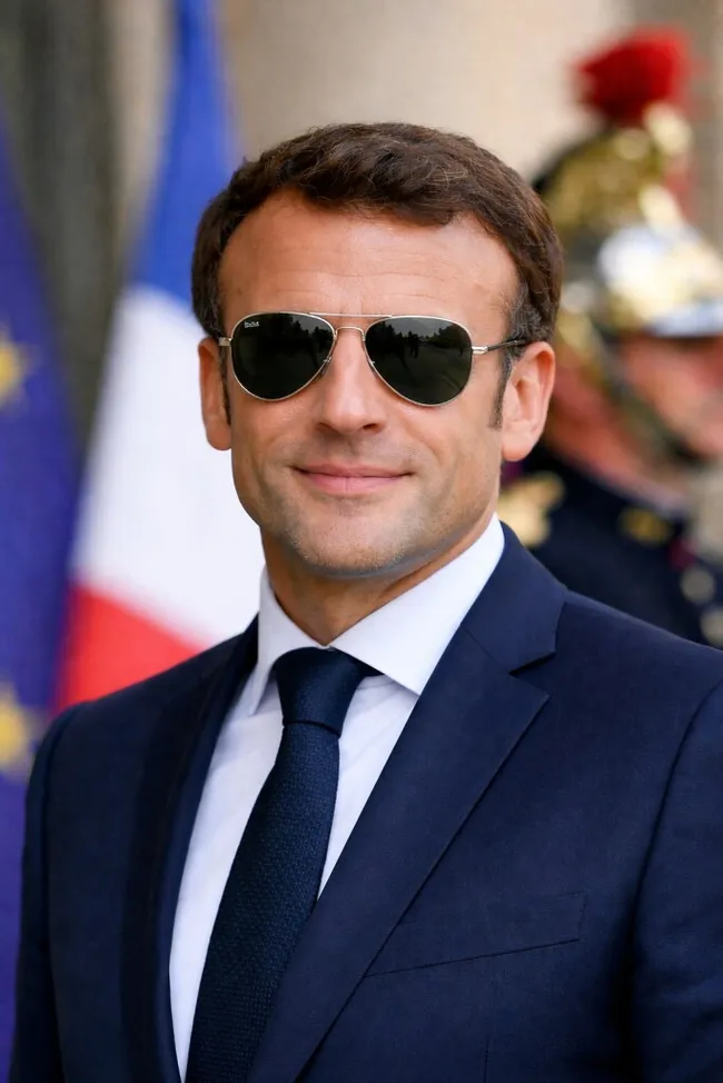 Porträt des französischen Staatspräsidenten Emmanuel Macron mit Sonnenbrille