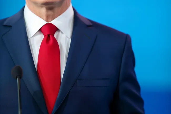 Portrait eines Führungskraft vor blauem Hintergrund