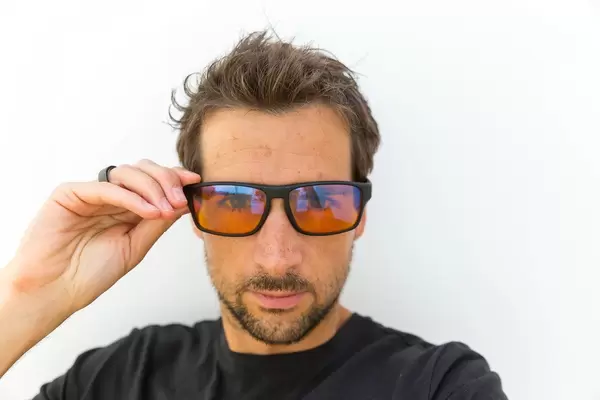 Porträt eines Mannes, der die Horus X PC Gaming Brille mit Blaulichtfilter trägt