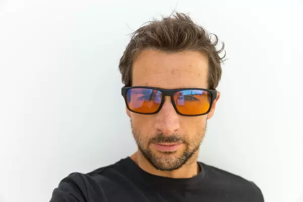 Porträt eines Mannes mit der Horus X PC Gaming Brille mit Blaulichtfilter vor weißem Hintergrund