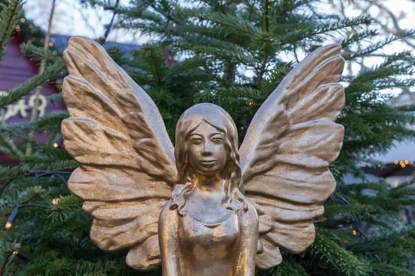 Porträt eines weiblichen goldenen Engels for Tannenbaum am Kölner Neumarkt