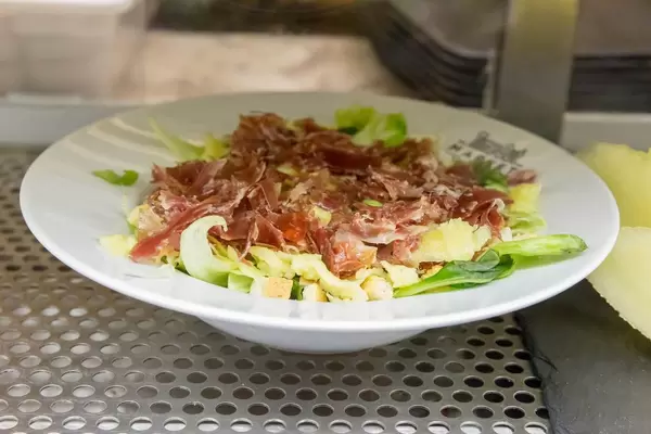 Portugiesischer Portuguesa Salat mit Presunto Rohschinken