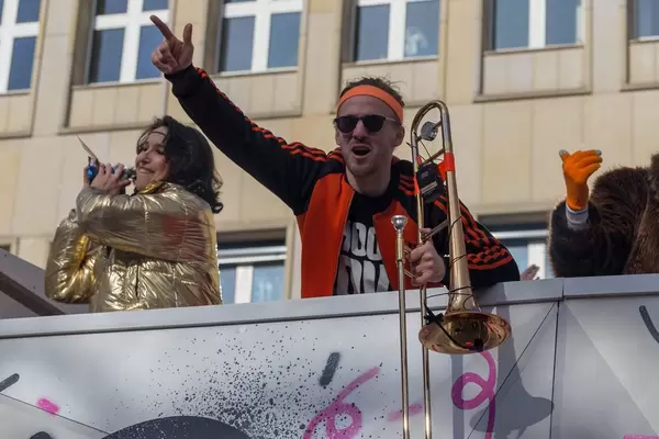 Posaunespieler von Querbeat heizt die Stimmung auf - Kölner Karneval 2018