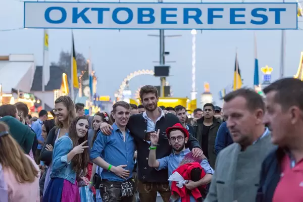 Posieren in Lederhosen - Oktoberfest 2017