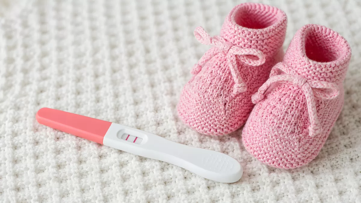 Positiver Schwangerschaftstest mit Babyschuhen