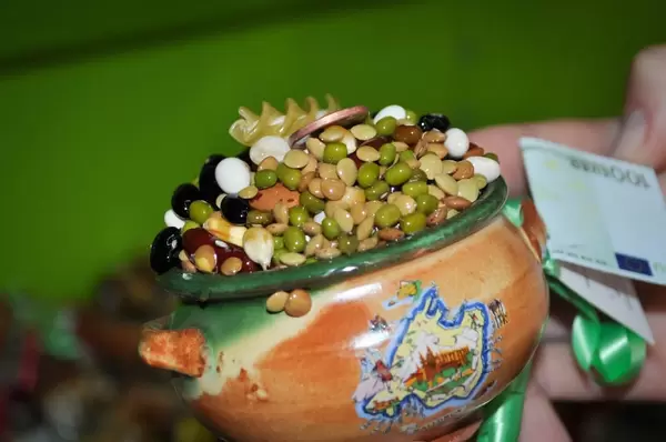 Pot mit Getreide und Hülsenfrüchten