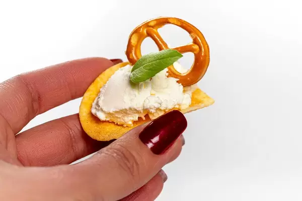 Potato chips with cheese in a female hand
