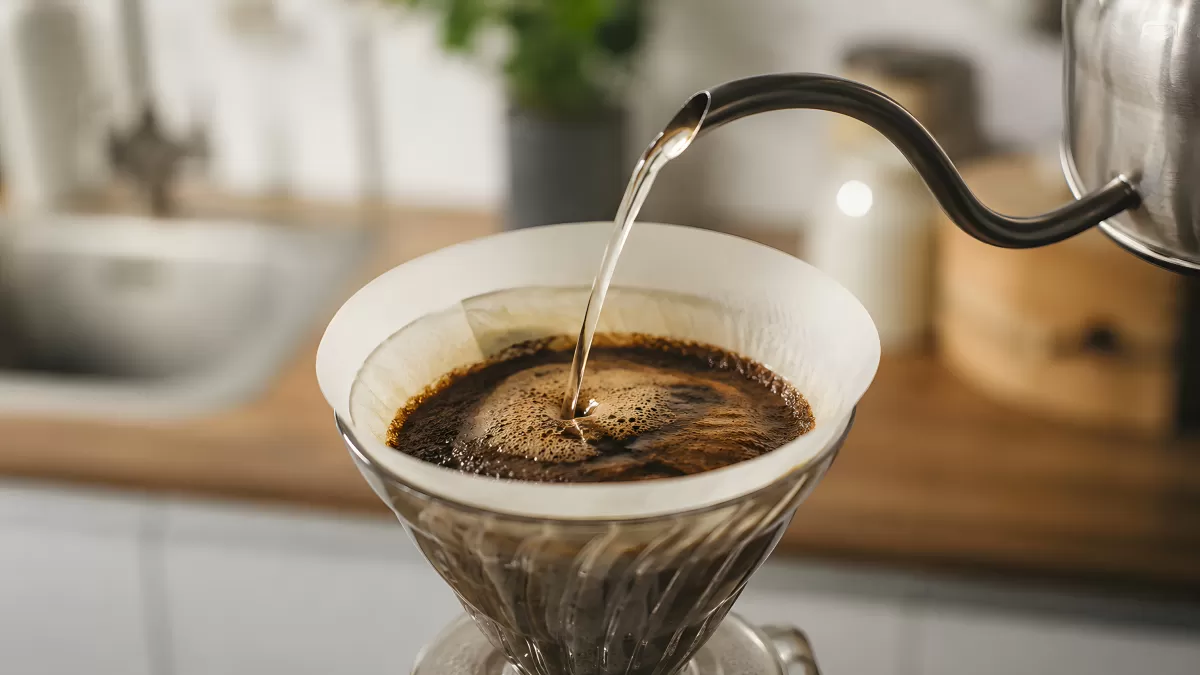 Pourover-Kaffee mit Gooseneck-Kanne in der Küche