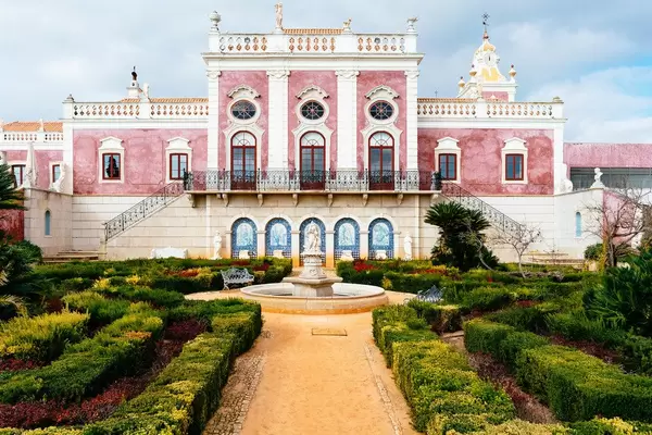 Pousada Palácio Estói with beautiful garden in front (Flip 2019)