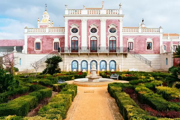 Pousada Palácio Estói with beautiful garden in front