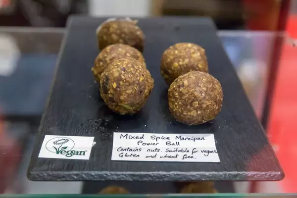 Power-Ball mit Marzipan