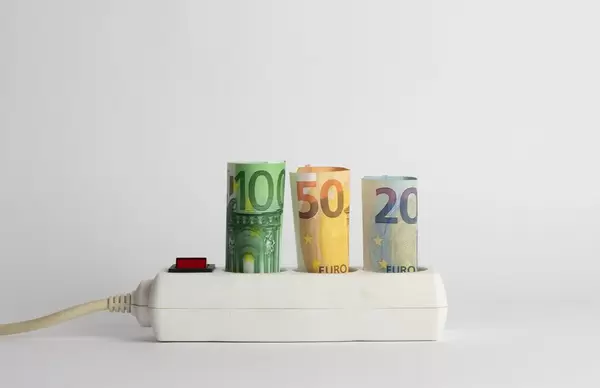 Power strip with money