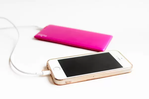 Powerbank charges a smartphone