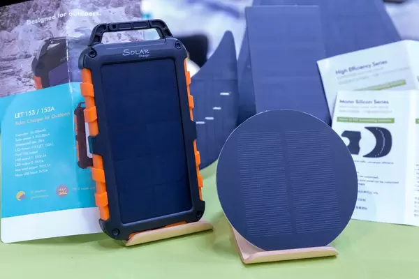 Powerbank mit Solarpanel zum stromunabhängigen Aufladen von Geräten mit Sonnenenergie