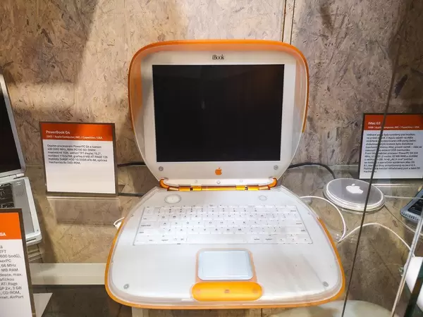 Powerbook iBook Computer von Apple im Technikmuseum in Brünn, Tschechien