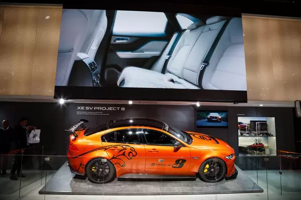 Präsentationsstand des Konzeptes von Jaguar XE SV Project 8 bei der IAA 2017