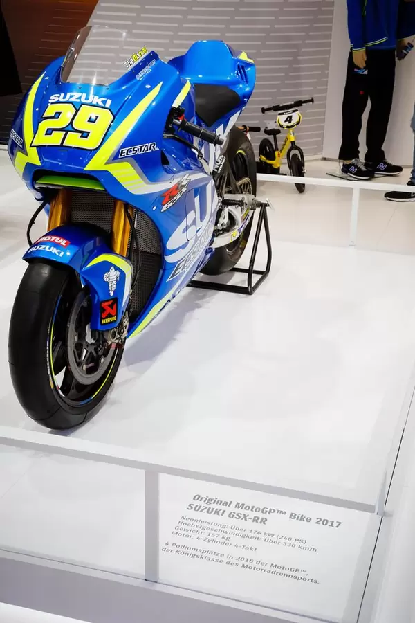Präsentationsstand  von Original MotorGP Bike 2017 Suzuki GSX-RR