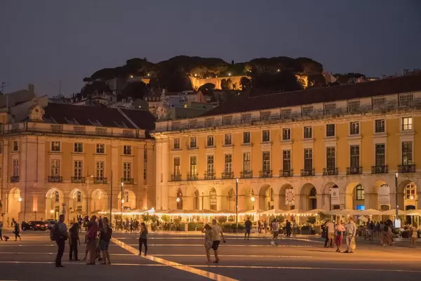 Praça do Comércio and S. Jorge Castle at night