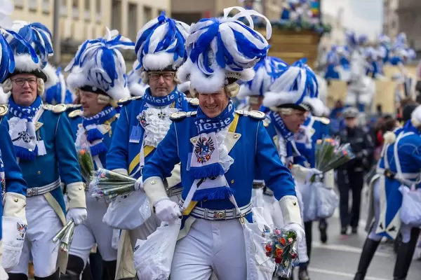 Prachtvoll gekleidete Blaue Funken beim Rosenmontagszug - Kölner Karneval 2018