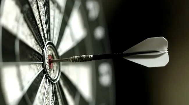 Präziser Dartpfeil trifft Zielscheibe