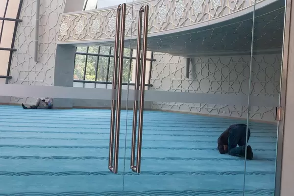 Praktizierende Moslems beim Beten in der Moschee in Ehrenfeld, Köln