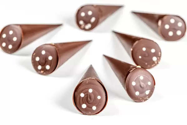 Pralinen in Form eines Kegels vor weißem Hintergrund