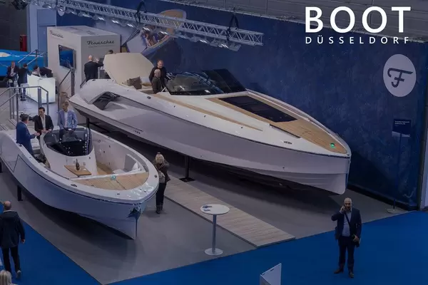 Präsentation von teueren Yachten für Bootsmesse-Besucher, neben dem Bildtitel "Boot Düsseldorf"