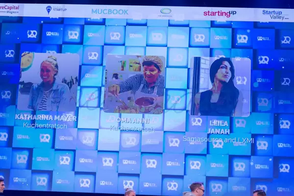 Präsentationsleinwand der Bühne auf dem Bits & Pretzels Festival in München - Leila Janah, Oma Anni und Katharina Mayer