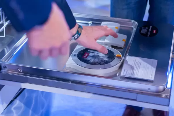 Präsentator führt den Miele Power Disk vor