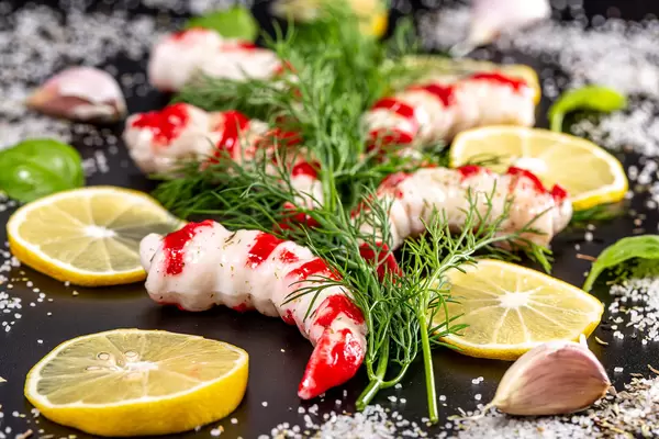 Prawns with fresh dill, lemon slices and sea salt