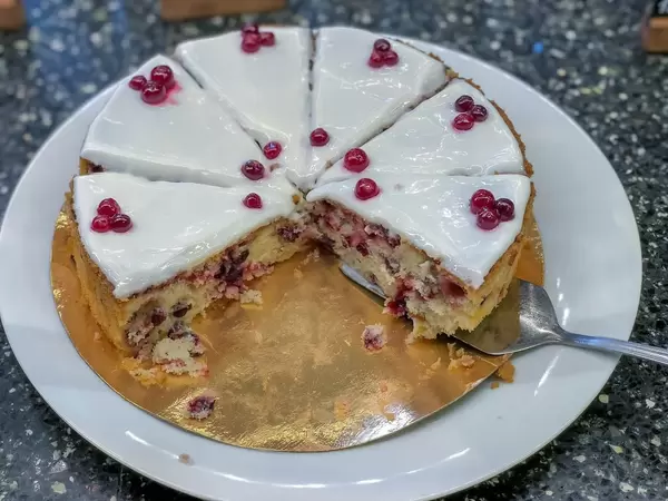 Preiselbeerkuchen mit weißer Glasur