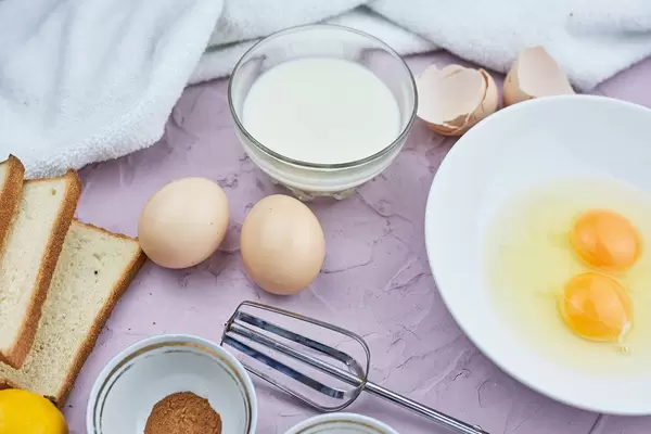 Preparing delicious fried eggs with toasts